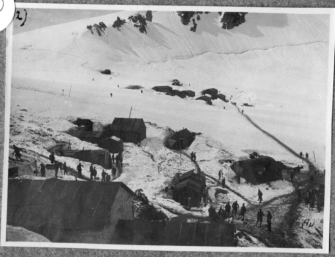 Baraccamenti a Passo Lobbia Alta