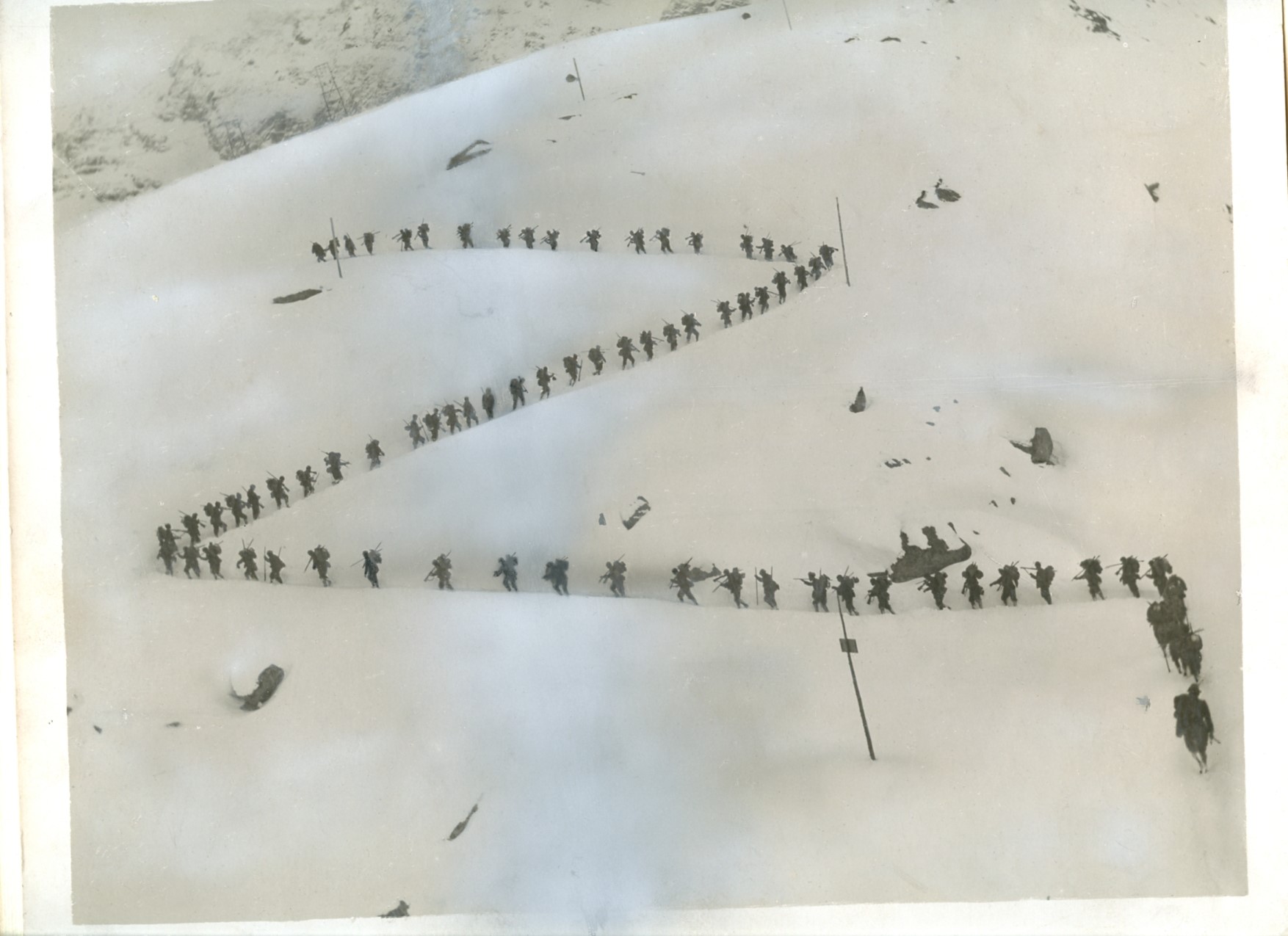 Reparto di alpini in marcia