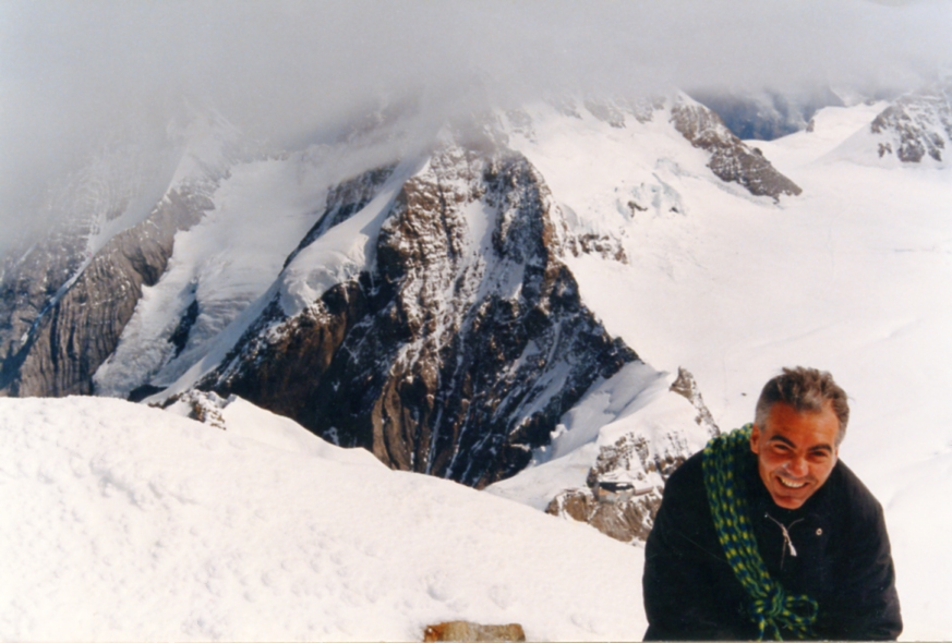 Alpinista su ghiacciaio
